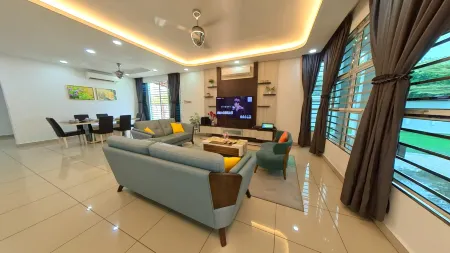 Desaru Brown House[Movie-KTV-Billiard-BBQ-Mahjong] Отели рядом с достопримечательностью «Kota Tinggi Firefly Park»