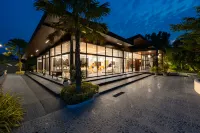 Huge Pool Villa with Private Lake  3+1BR/10 Guests 화이야이 호텔