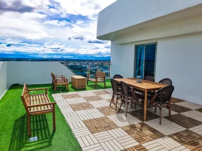 2 BR Penthouse w/ Wide Balcony and 7ft Billiards Hotels in der Nähe von Commission on Higher Education