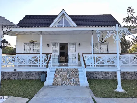 Omah Putih Menoreh Отели в г. Moyudan