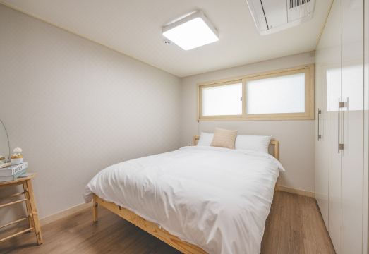 K-pop Demon Hunter Urban Hanok