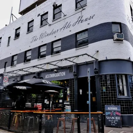 Pint on Punt Backpackers