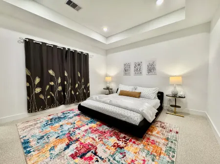 Quiet stylish home close to downtown and airport