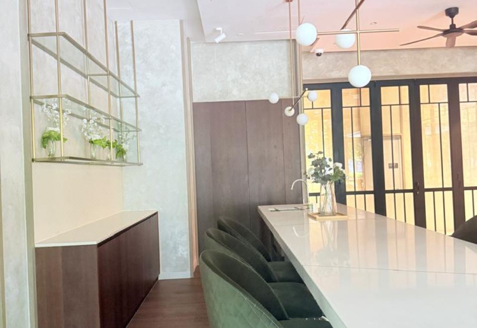 A1 Hospitality 풀 전경