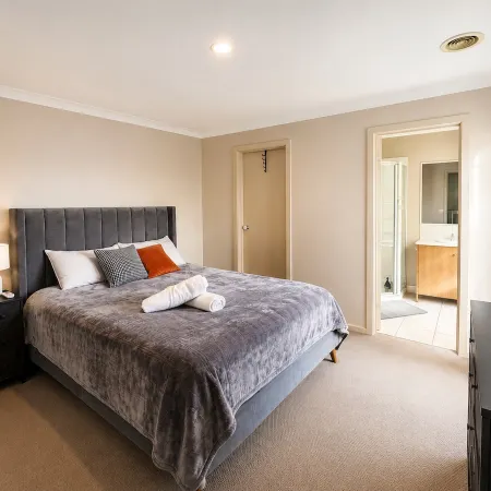 Family Townhouse in Wantirna | 3BR • 2.5BA