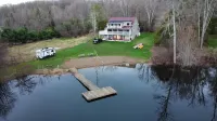 Large Cottage with Beach - 주차장