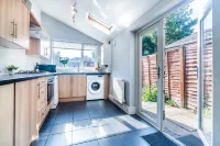 4 bed contractor house | NEC, airport & JLR - キッチン