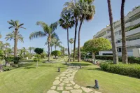 Luxury Beachfront Apt with Private Garden & Pool - 精品