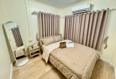 Sea you soon at Kohsichang Отели рядом с достопримечательностью «Hat Tham Phang»