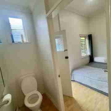 Studio room ensuite bathroom Brisbane City near Kangaroo Point and Gabba Cricket stadium Rooms