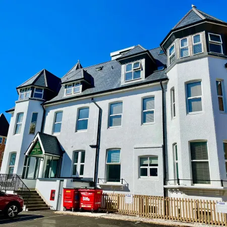 Coastal 1-Bed Apt w/ Free Gym, Parking & Garden