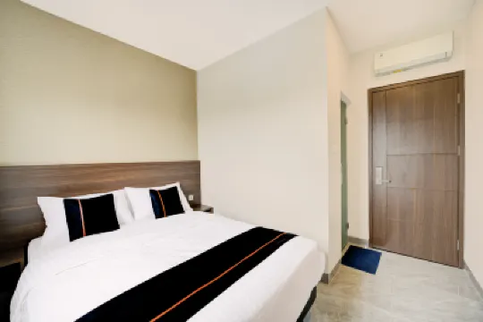 Townhouse Oak Cengkareng Hotels near Mal Taman Palem