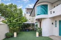 Private villa Central Bangkok, Skytrain, 3 Malls, 5 Bedrooms, Garden BBQ - Villaer