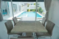 VNK Poolvilla Bangsaen - Villas