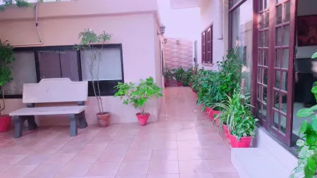 Hotel Inn Karachi Отели рядом с достопримечательностью «Мавзолей Джинны»