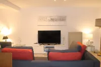 Skyline Haven: Modern 2BR w/ Free Parking & 4kTV