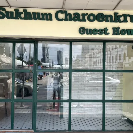 Sukhum Charoen Krung Tak-Sin bridge guest house Отели рядом с достопримечательностью «Мост Таксин»