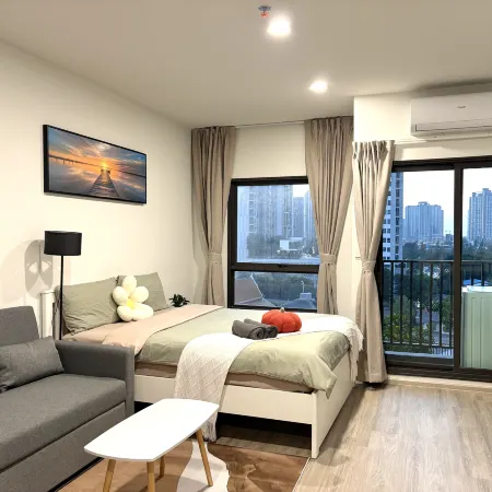 1-minute walk toBTSWutthakat/swimming pool /gym / 300Mbps internet / brand new apartment building Отели рядом с достопримечательностью «Станция метро BTS-Bang Wa»