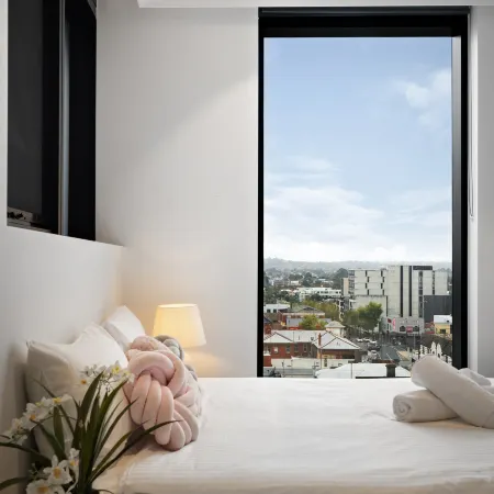 Sky One Box Hill, 3BR with Pool, Sauna & Parking