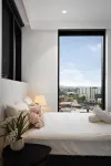 Sky One Box Hill, 3BR with Pool, Sauna & Parking