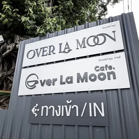Over La Moon Отели рядом с достопримечательностью «Храм Ват Пхай Лом»
