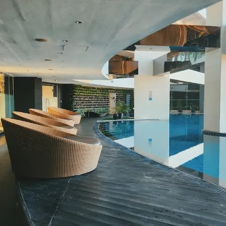 32F Corner 1BR • 2 Balconies • Pool • Mall Below