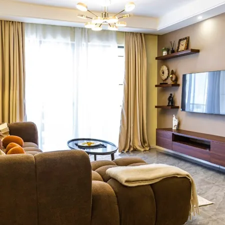 Chic Loft steps from Yaya Center | Pool + gym Отели рядом с достопримечательностью «Торговый центр Yaya Centre»