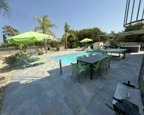 Villa Coralia Gardens 1km From Coral Bay Beach Hotels in Coral Bay