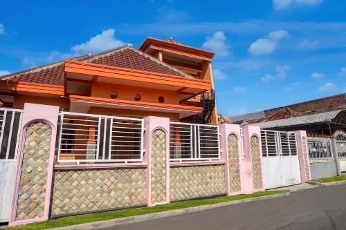 OYO 95290 Incess Diana Syariah - parking