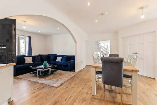 Luxury 4BR Heathrow Home | Parking | Near T4, T5 - 2-Star