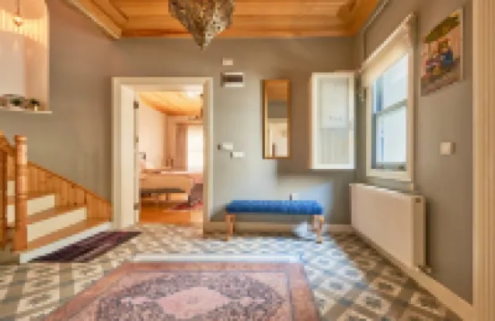 Nostalgic & Comfortable Historical Home!