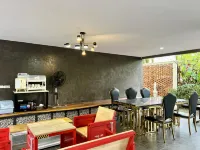 Sherlyn Hotel & Cafe