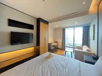 Deluxe King Studio with Balcony and Partial Ocean View Các khách sạn ở Đà Nẵng