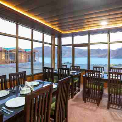 Snow Pine Luxury Wooden Cottage Dining/Meeting Rooms