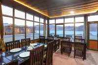 Snow Pine Luxury Wooden Cottage - parking
