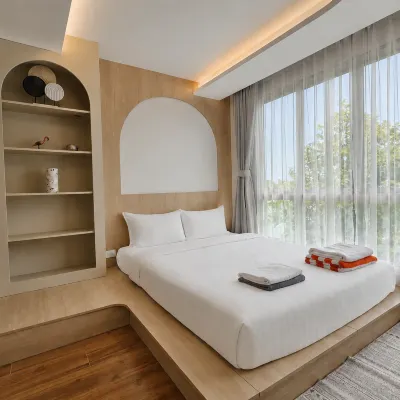 Sunlit 1BR Condo at Fantasea Kamala Отели рядом с достопримечательностью «Развлекательный парк Пхукет-ФантаСи»