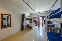 R&B hostel apartments and sports bar -  โฮสเทล