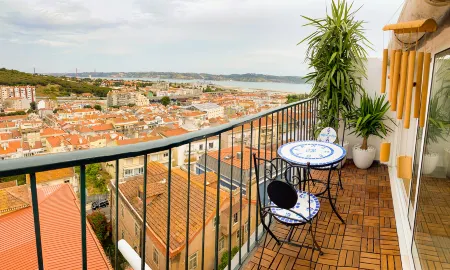 Deluxe 3-bedroom Duplex with stunning Lisbon views Отели в г. Круш-Кебрада — Дафунду
