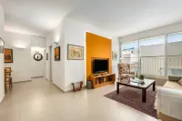 Chic Bright Urban Escape by Sea N' Rent - Villas
