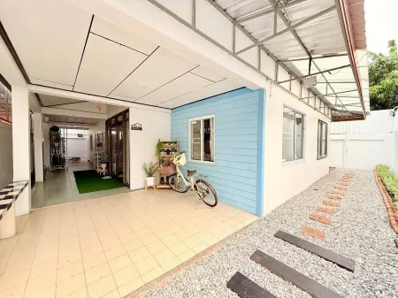 Living Room Udonthani Отели рядом с достопримечательностью «Nong Prajak Park»