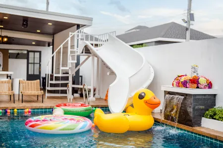 Daisy Villa Отели рядом с достопримечательностью «Suwanmas Mongkol Temple»