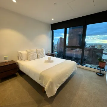 Melbourne Sky-High 2BR City Views & Free Parking