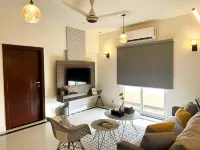 Luxury 3BR Apt | Prime Spot w/Lounge & Dinning โรงแรมในการาจี
