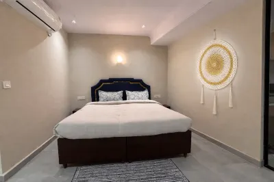 Modern Cozy 1BHK Studio, King Bed & Kitchenette Hotels in 