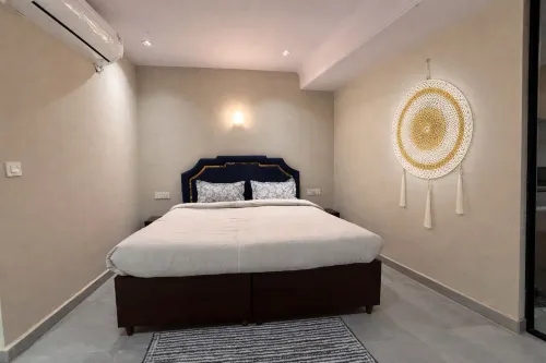 Modern Cozy 1BHK Studio, King Bed & Kitchenette