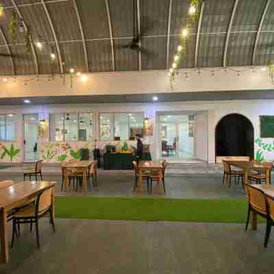 GOLDEN PALMS HOTEL Dining/Meeting Rooms