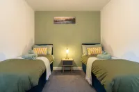 Cozy Urban 2BR with courtyard - 2-Star