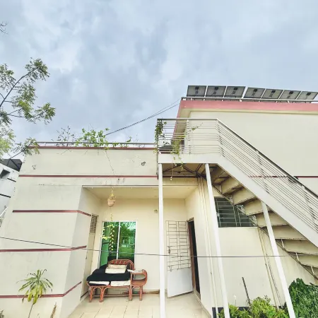 Cozy Rooftop Dhaka Airport & Metro Art Home & Cat