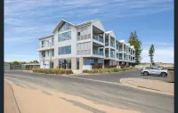 Sea Dunes Luxury Apartment - 10 steps to the beach