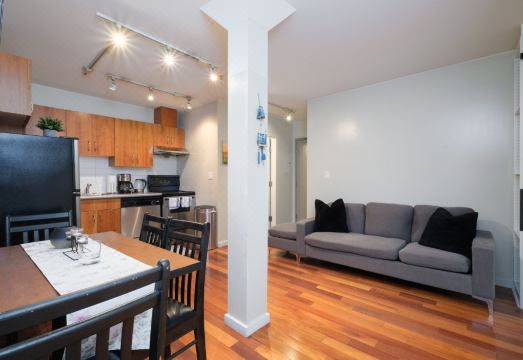 Cozy Downtown Vancouver Apt